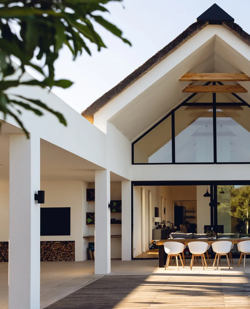 Maison contemporaine avec pignon entièrement vitré en acier noir