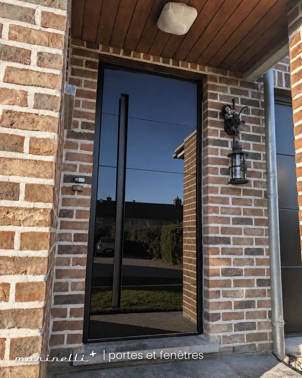 Porte d'entrée contemporaine noire — Beaufays