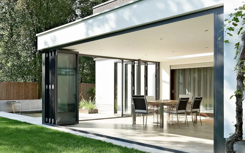 Coulissant accordéon replié — ouverture presque complète sur le jardin