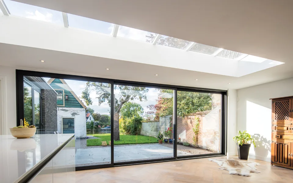 Coulissant levant aluminium — baie vitrée dans un séjour contemporain
