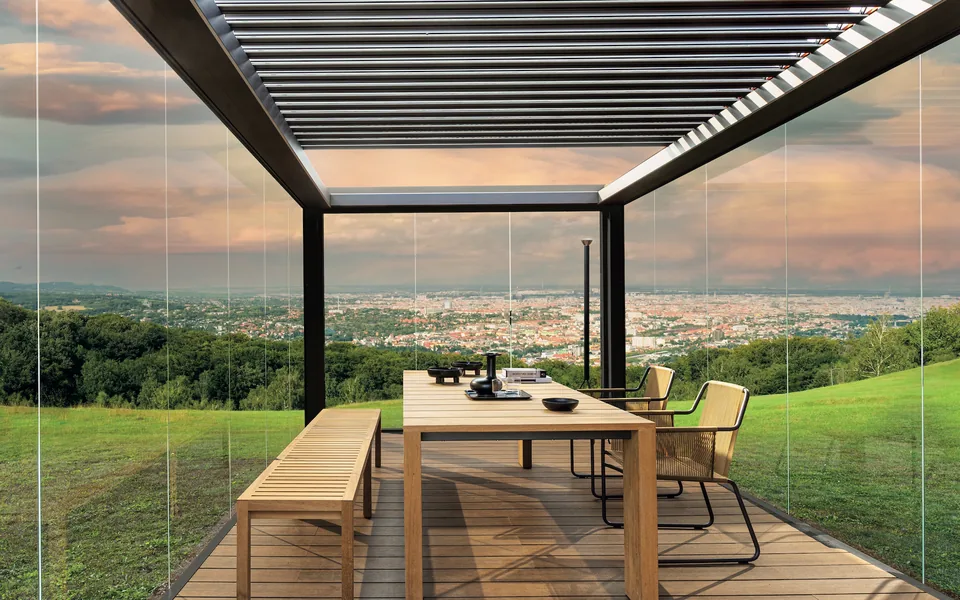 Coulissant simple vitrage fermant une pergola