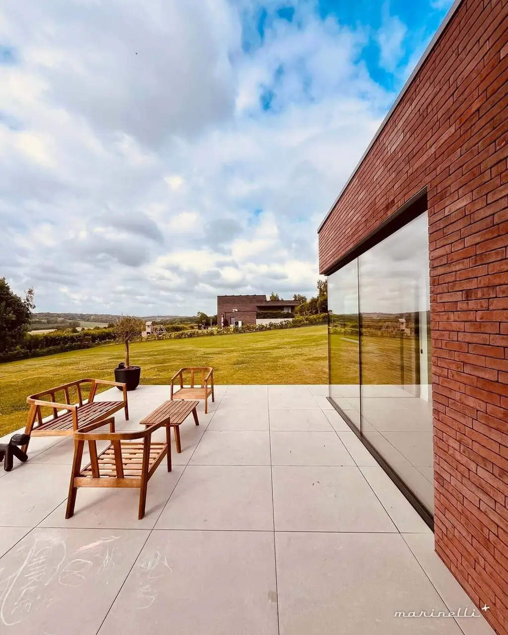 Villa contemporaine en brique — vitrage d'angle collé, sans montant, ouvert sur la terrasse