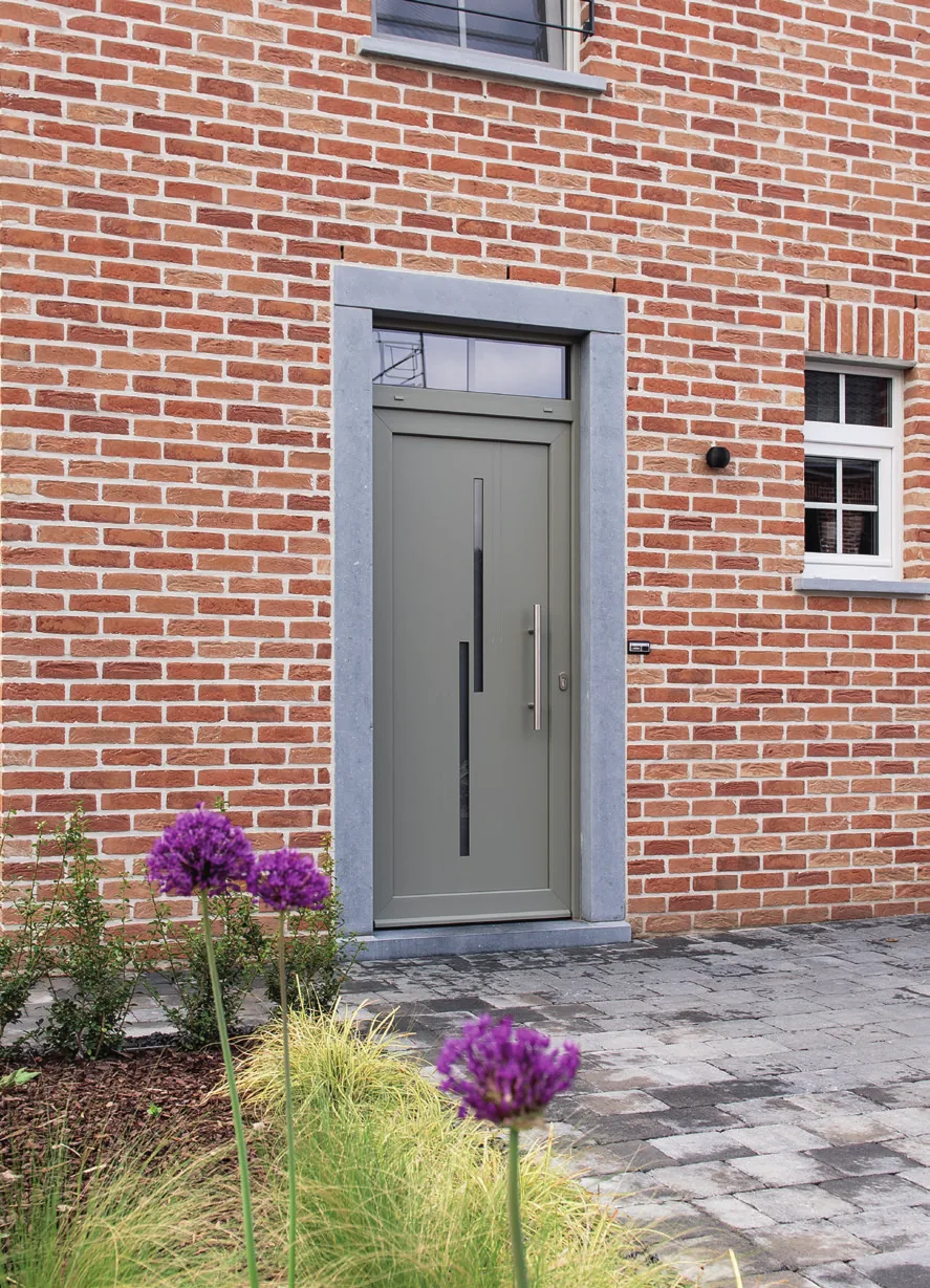 Porte d'entrée grise panneau Frager Light Design LD351 Puglia à trois vitrages sur maison en brique