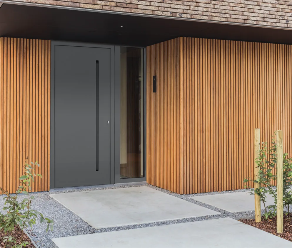 Porte d'entrée aluminium anthracite panneau Frager Minimal MI251 Jef dans un bardage bois