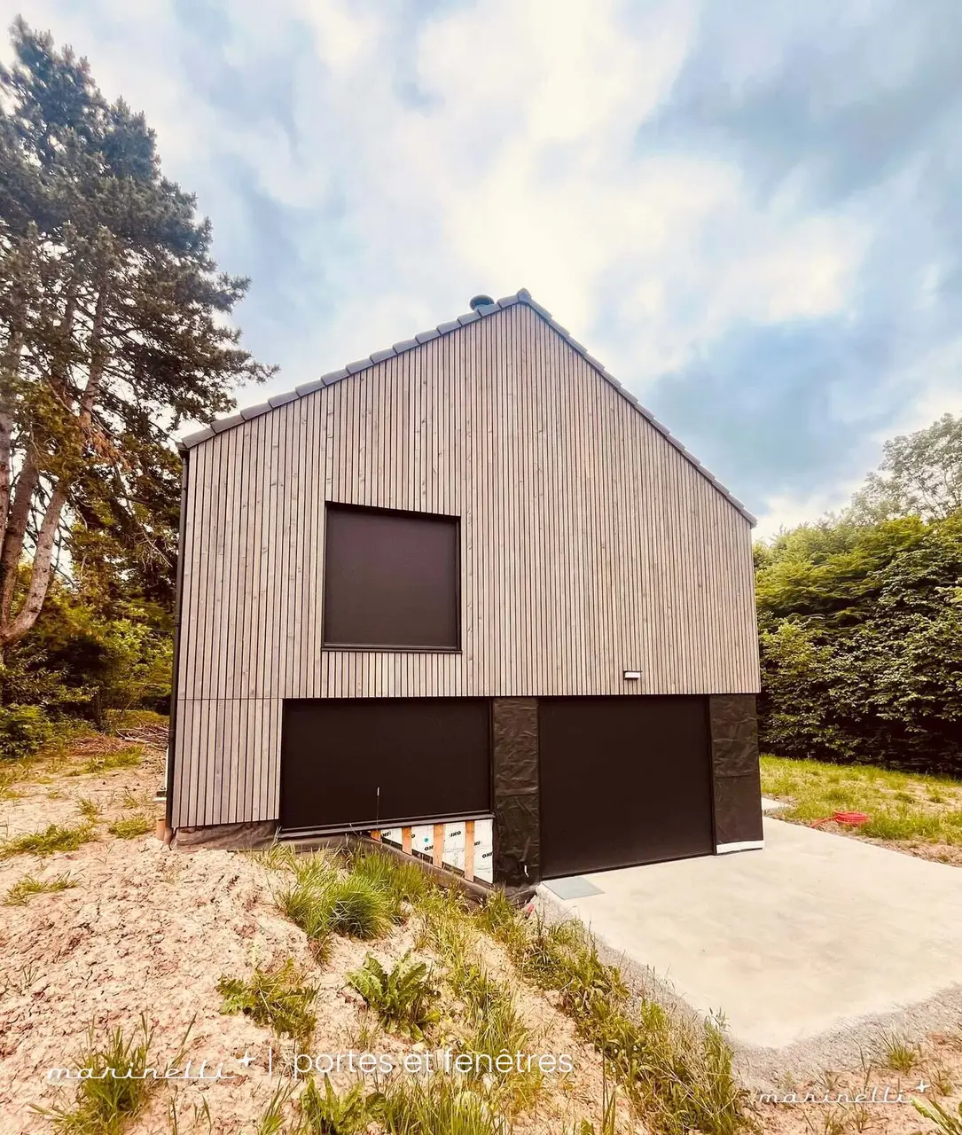 Maison bardée bois — Fenêtre et porte de garage noires