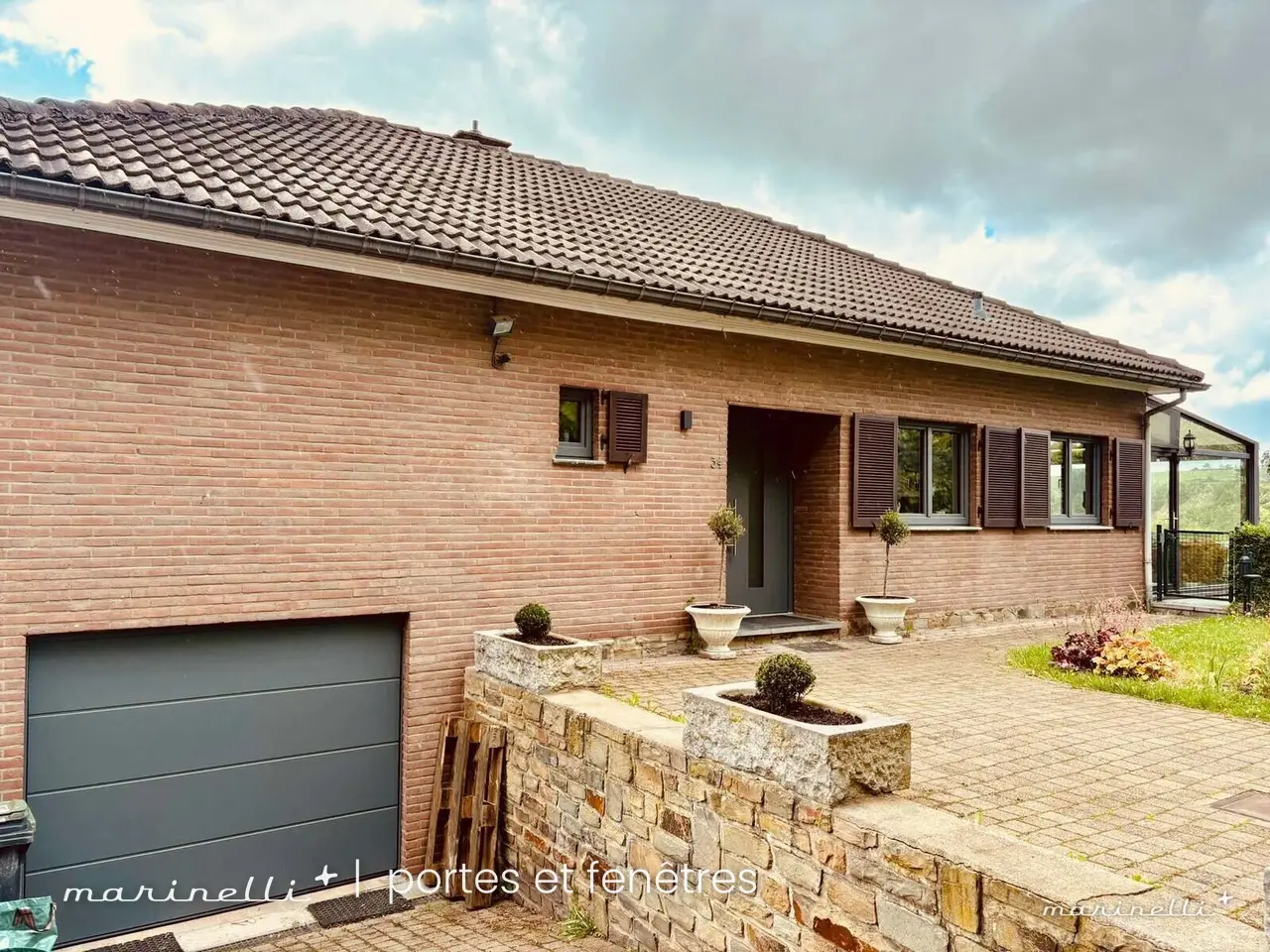 Bungalow rénové — Châssis, volets et porte de garage