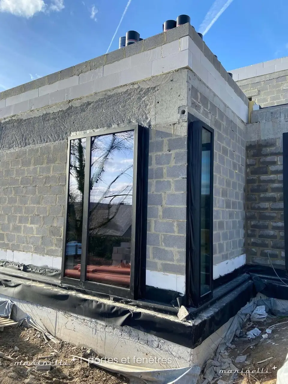 Chantier en cours — Châssis posés sur gros œuvre
