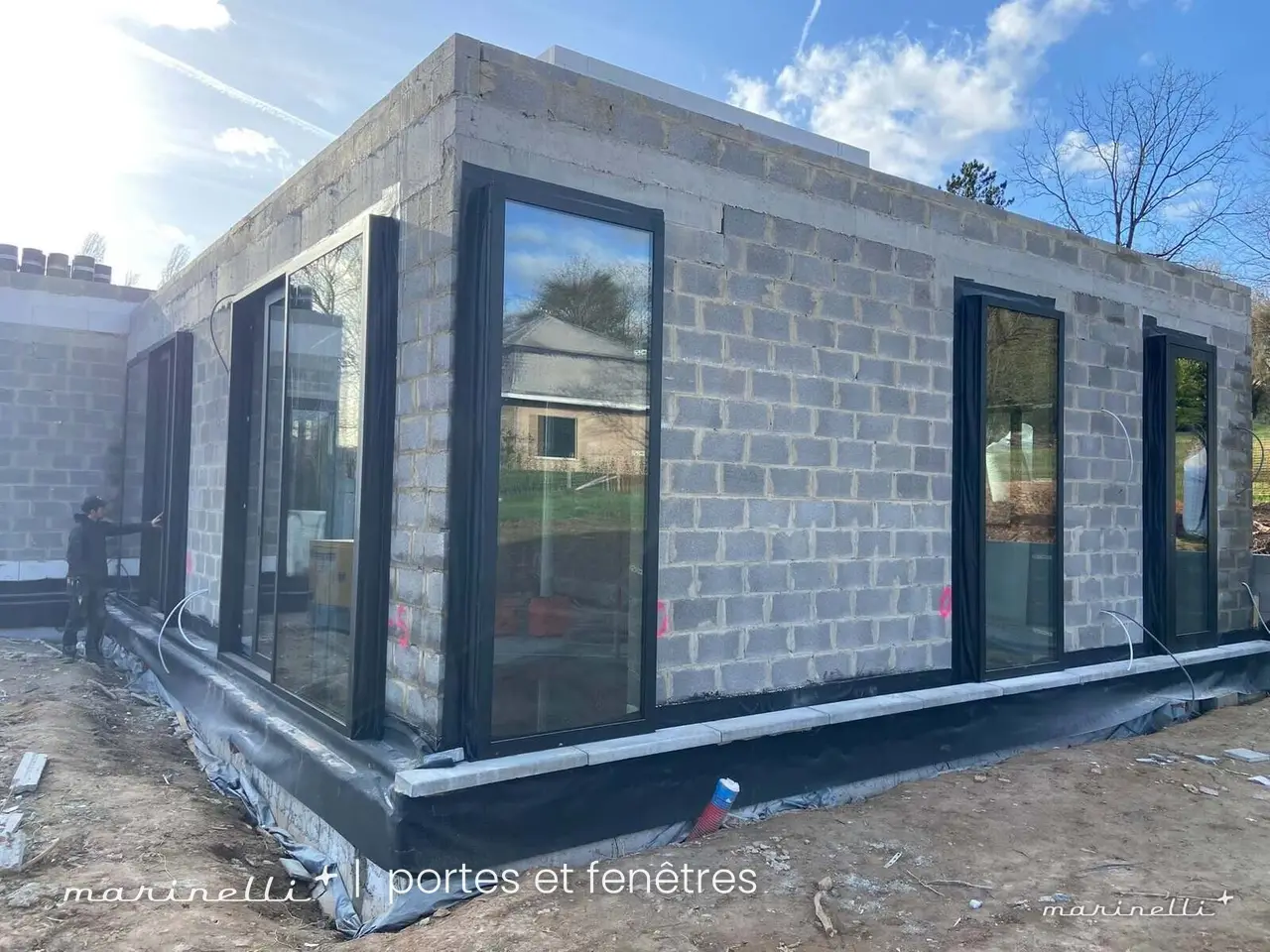 Chantier en cours — Baies alignées, prêtes pour le parement