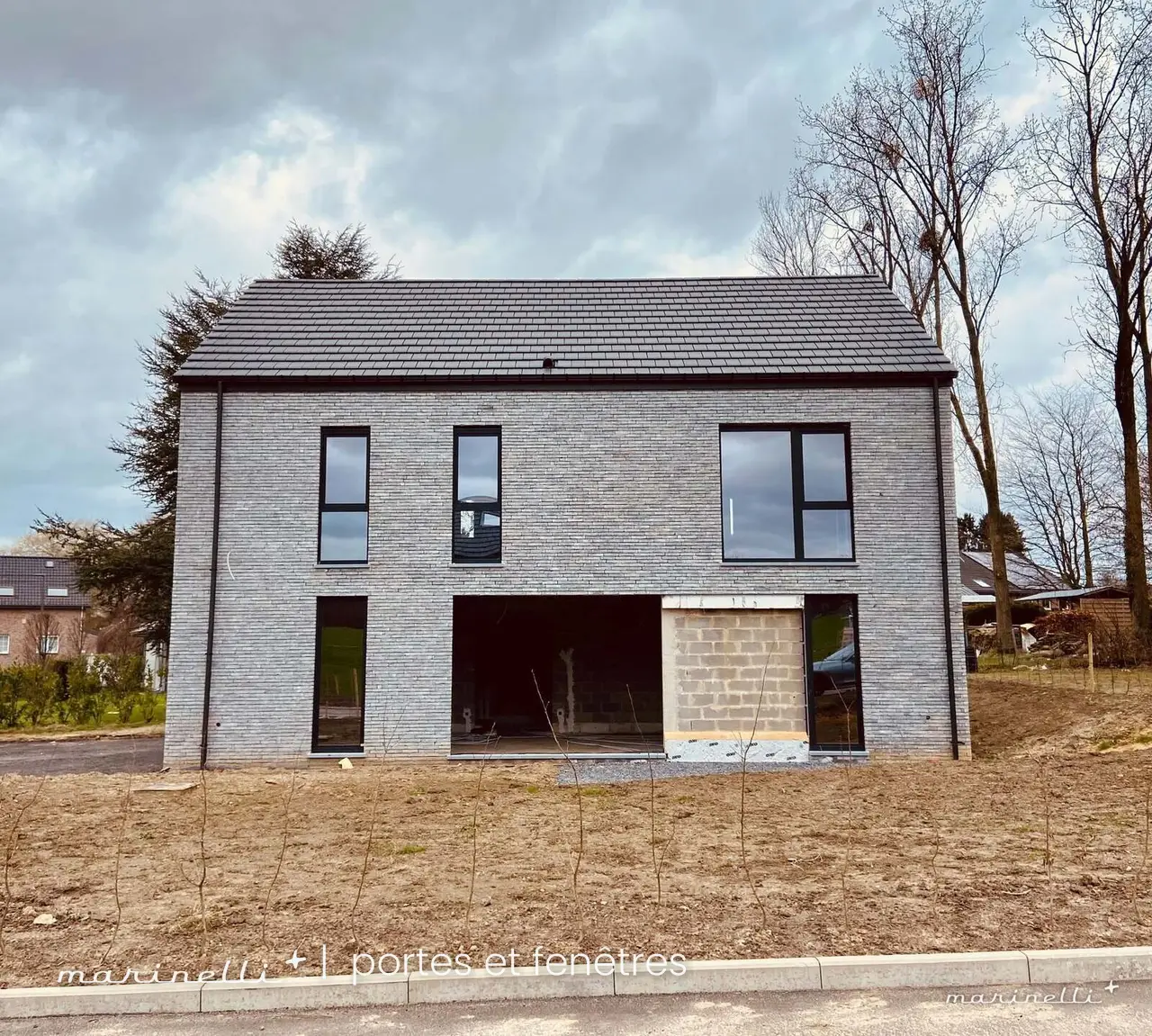 Construction neuve — Châssis posés avant les finitions de façade
