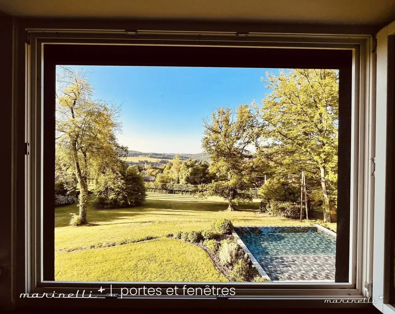 Fenêtre sur jardin — Vue cadrée sur la piscine