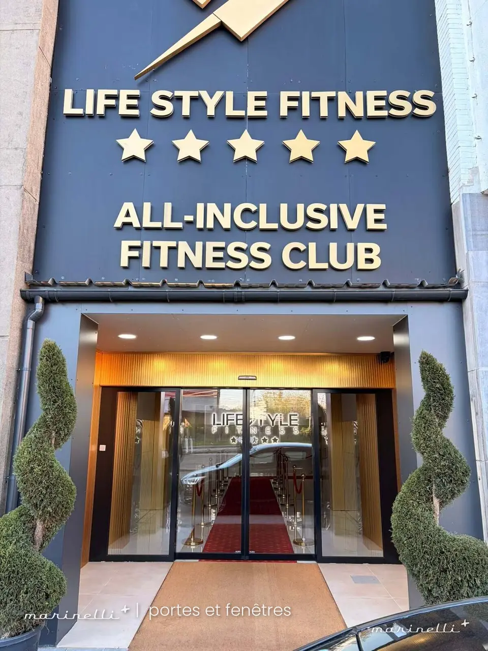 Commerce — Entrée vitrée d'un club de fitness