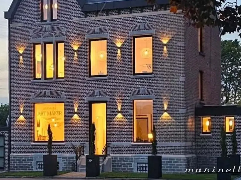 Maison de maître — après rénovation, châssis noirs et éclairage de façade