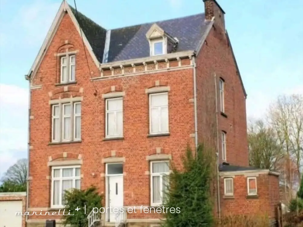 Maison de maître — avant rénovation, façade en brique rouge