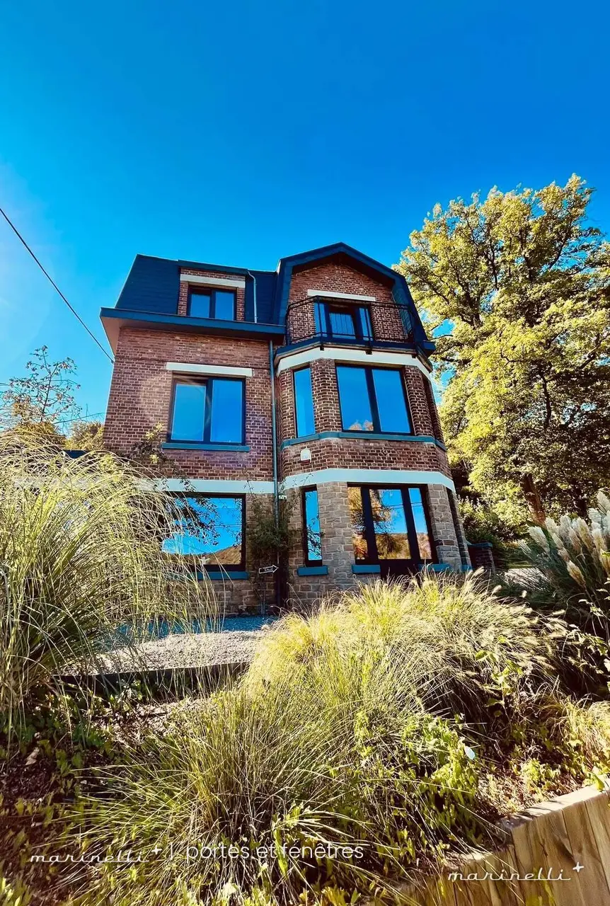 Maison de maître en brique rénovée — châssis noirs sur mesure et extension contemporaine