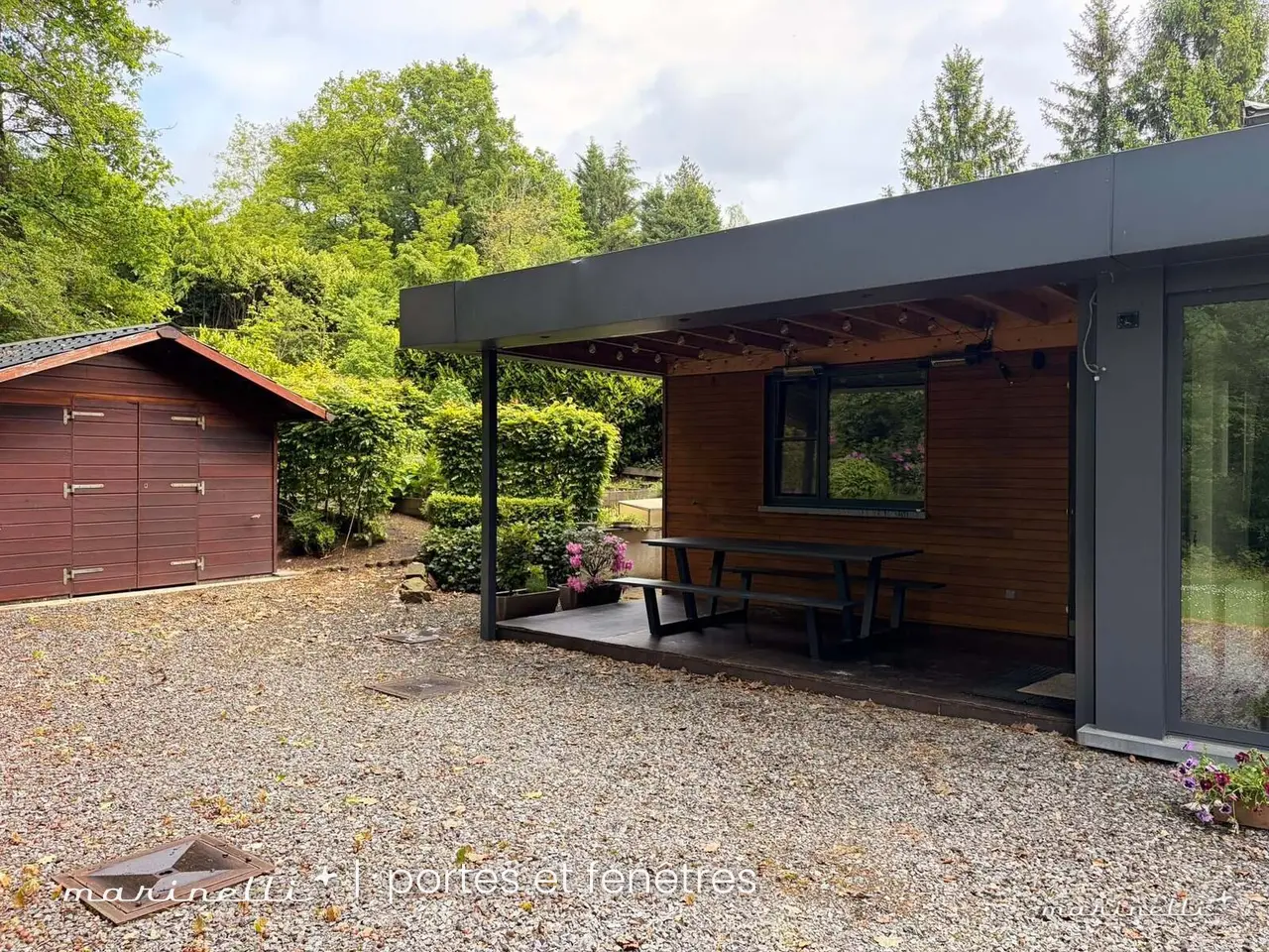Pool house — Menuiseries anthracite sur bardage bois