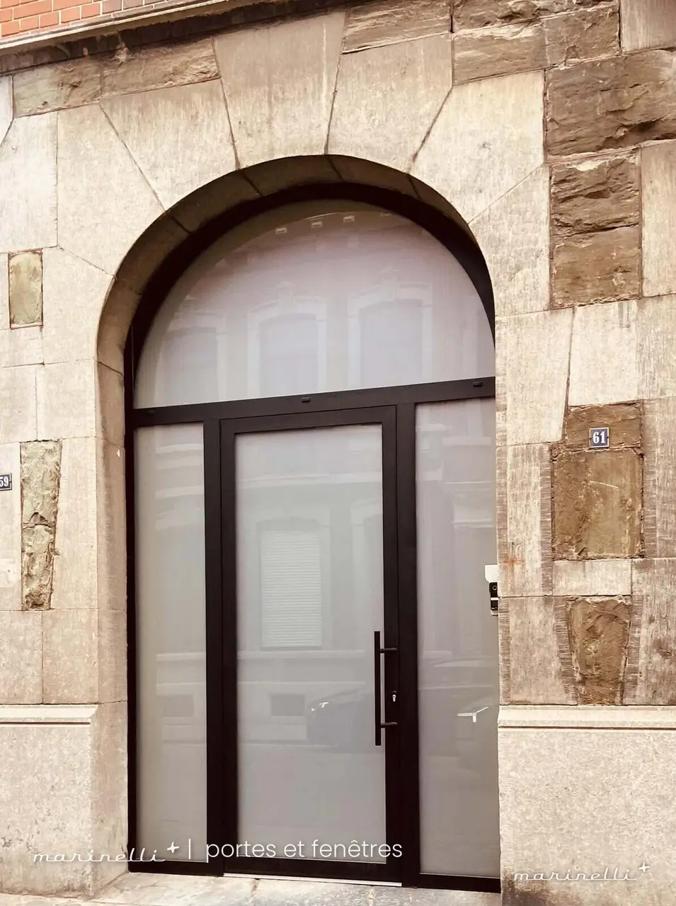Porte cintrée blanche — Maison de maître, entrée en pierre