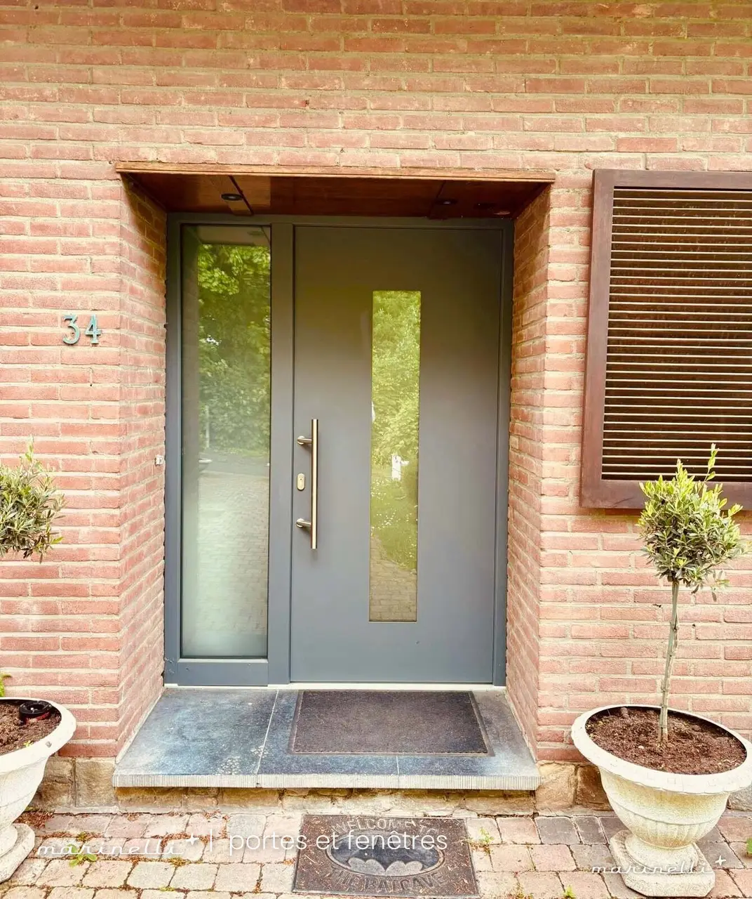 Porte d'entrée grise — Vitrage latéral, brique rose