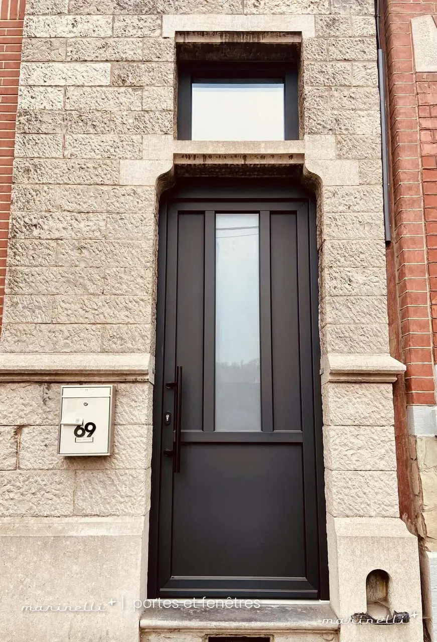 Maison de ville — Porte d'entrée noire, façade en pierre