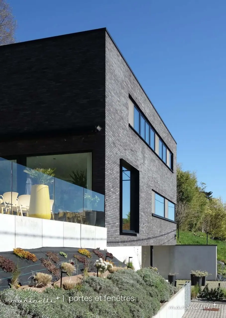 Villa anthracite sur les hauteurs — grandes baies vitrées en porte-à-faux