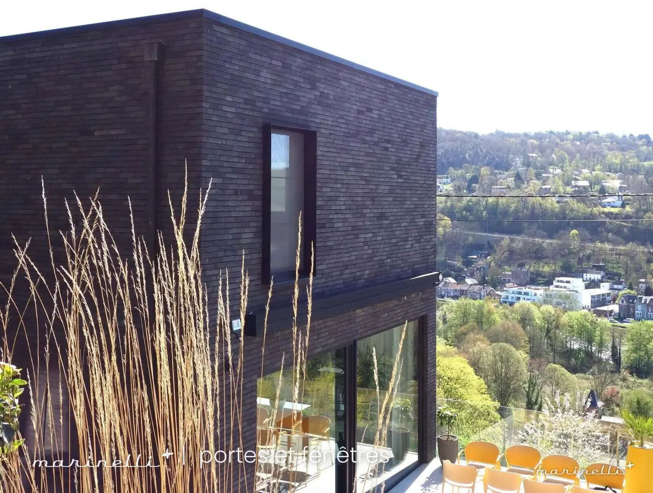 Villa sur les hauteurs — Baies d'angle, vue sur la vallée