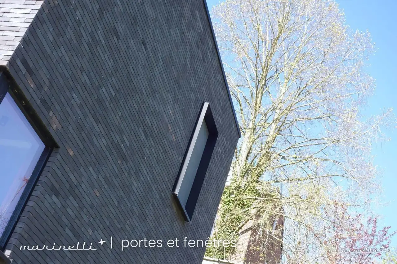 Villa sur les hauteurs — Détail : fenêtre affleurante