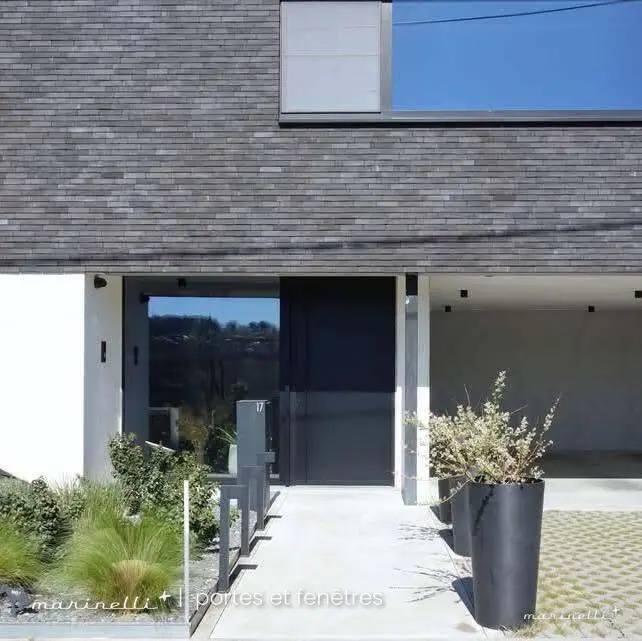 Villa sur les hauteurs — Porte d'entrée toute hauteur