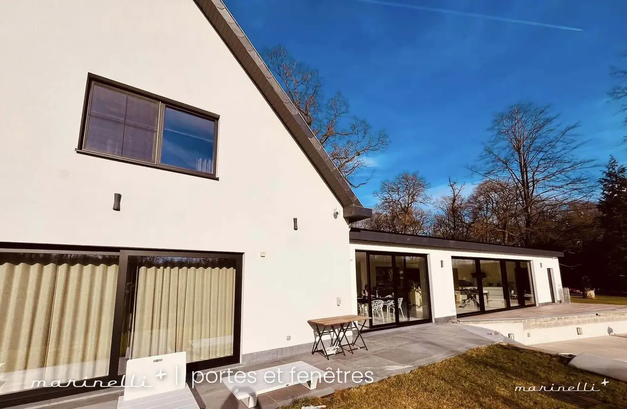 Villa rénovée — Baies coulissantes et fenêtres alu noir