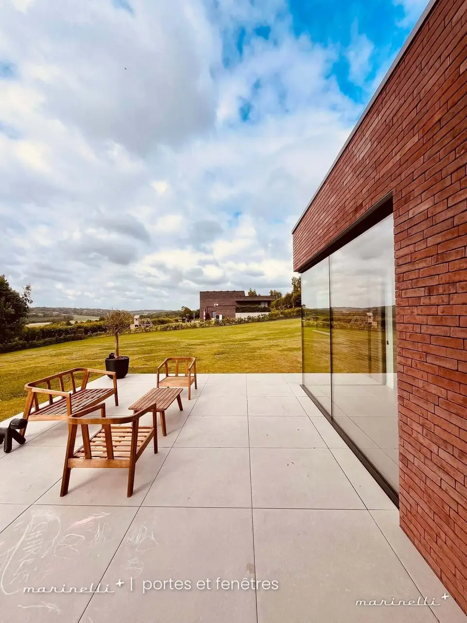 Villa contemporaine en brique — vitrage d'angle collé ouvert sur la terrasse