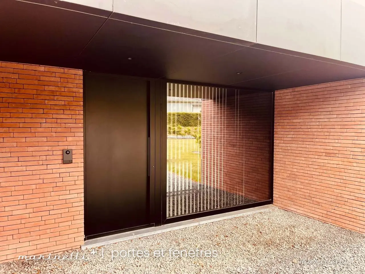 Entrée contemporaine — Porte noire toute hauteur sous auvent