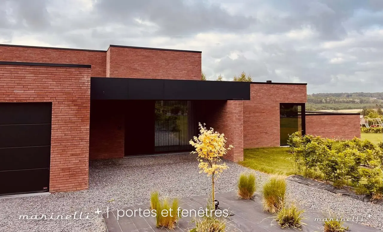 Villa plain-pied — Châssis, porte de garage et auvent